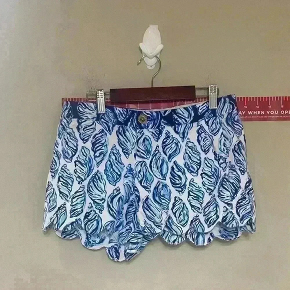 Lilly Pulitzer Seashell 5" Buttercup Stretch Shorts Size 00 with scalloped hem - Picture 1 of 4